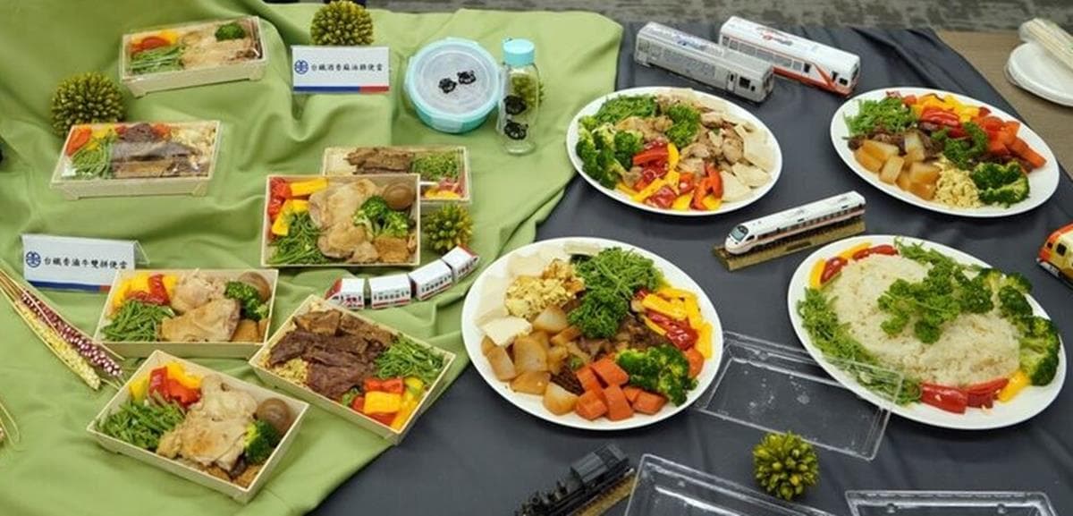 第一天就搶光!台鐵便當推「滷牛雙拼&麻油雞」新菜色,每日限量30個! 第一天就搶光!台鐵便當推「滷牛雙拼&麻油雞」新菜色,每日限量30個!