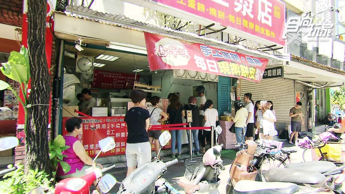 飯糰裡竟包溏心蛋?「炸蛋飯糰」「手工蛋餅」每天都要排隊太誇張 飯糰裡竟包溏心蛋?「炸蛋飯糰」「手工蛋餅」每天都要排隊太誇張