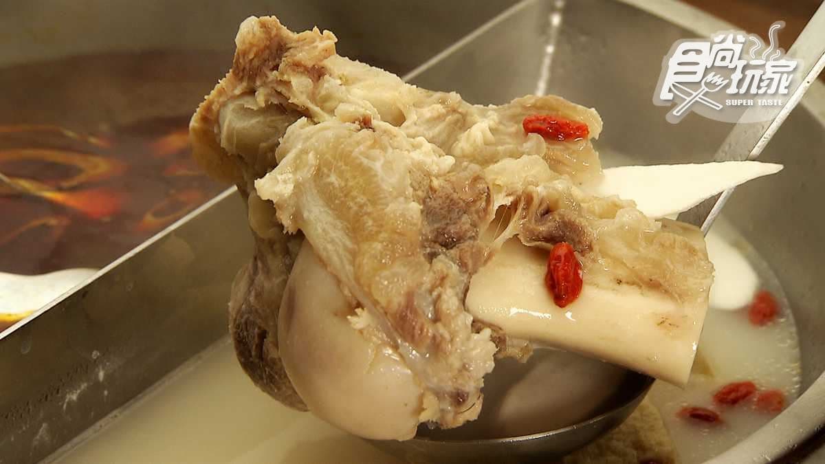 用高粱酒炙燒豬肉有夠狂!這家麻辣鍋開到凌晨三點還是滿滿人潮 用高粱酒炙燒豬肉有夠狂!這家麻辣鍋開到凌晨三點還是滿滿人潮