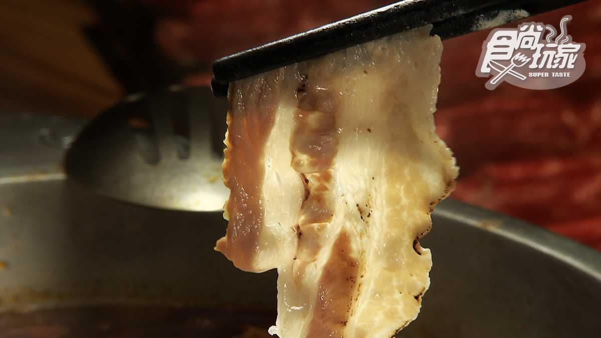 用高粱酒炙燒豬肉有夠狂!這家麻辣鍋開到凌晨三點還是滿滿人潮 用高粱酒炙燒豬肉有夠狂!這家麻辣鍋開到凌晨三點還是滿滿人潮