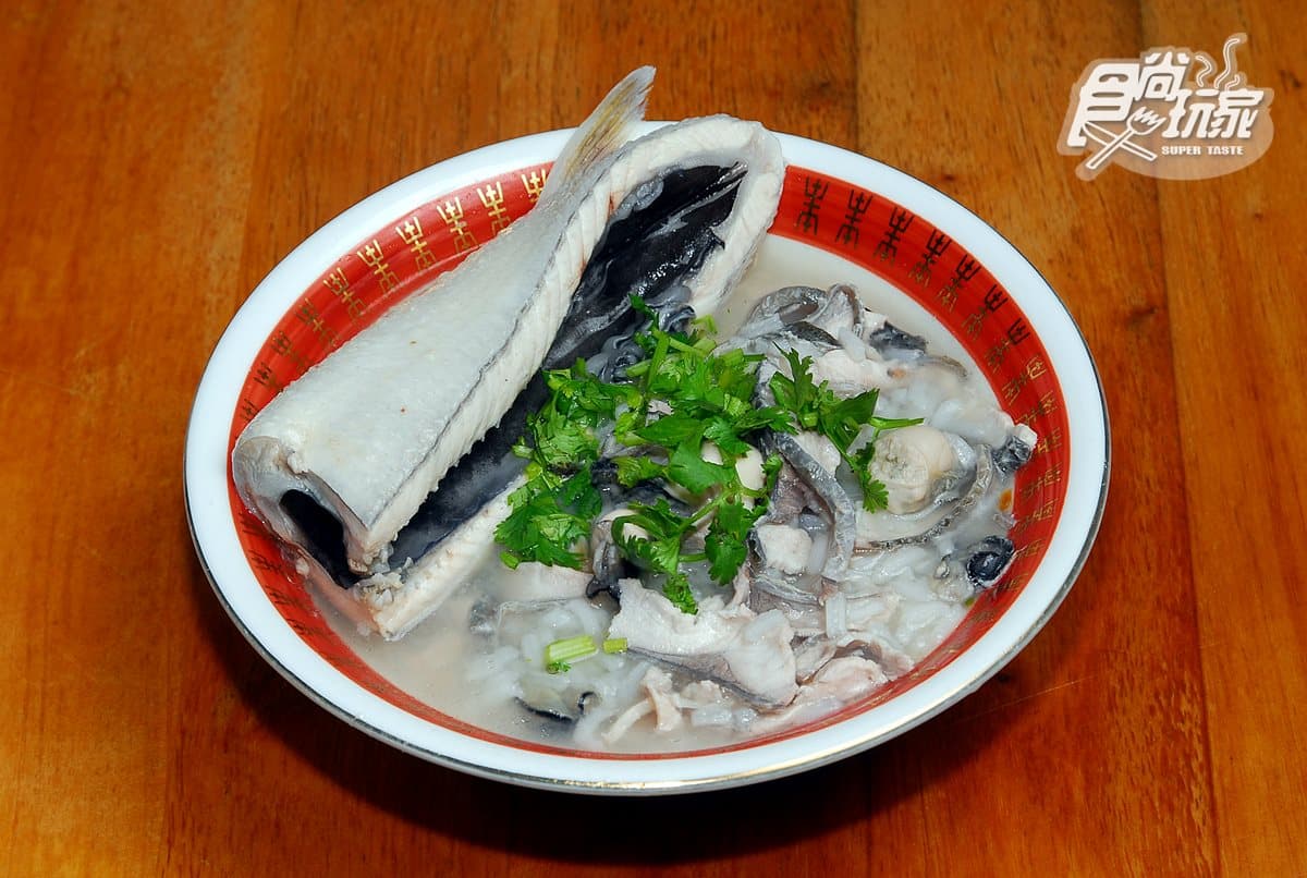 「台南公園」周邊巨星美食這3家:黃金6小時鹹粥、蒜香土魠魚焿、每人限購2包煎餅 「台南公園」周邊巨星美食這3家:黃金6小時鹹粥、蒜香土魠魚焿、每人限購2包煎餅