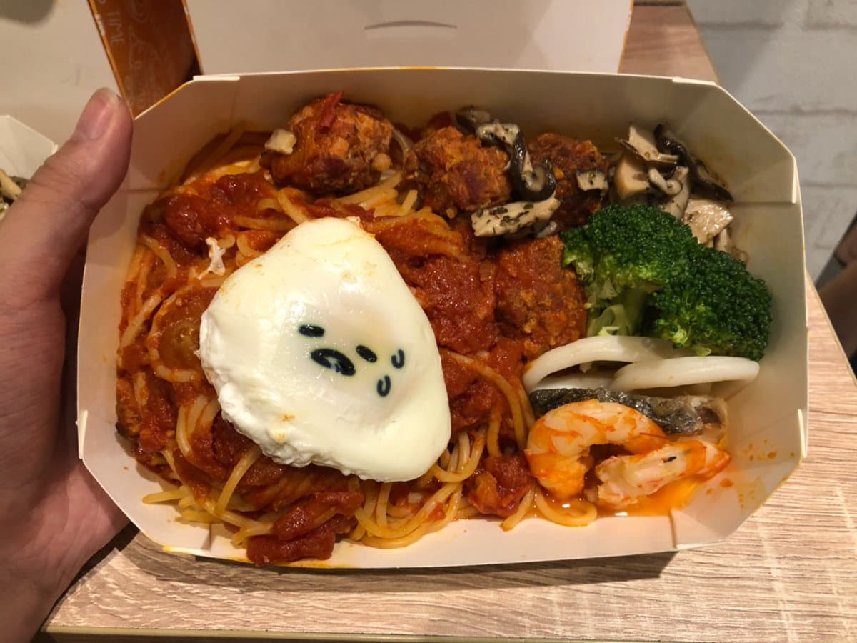 【新開店】蛋黃哥開咖啡廳超有哽!蛋黃飄浮拿鐵、紅豆麻糬人型燒、還幫你送外帶杯給愛人 20180830232611-e60921f6.jpg (1200Ã900)