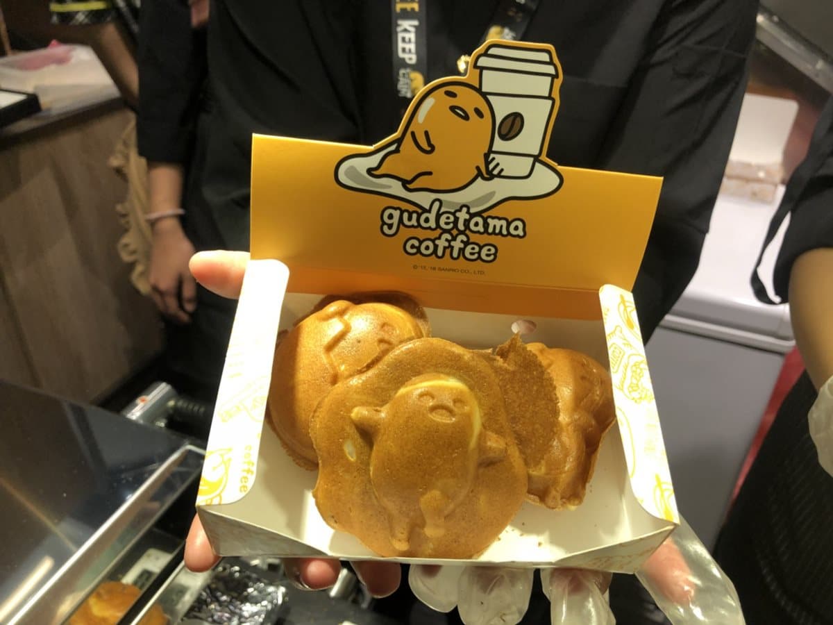 【新開店】蛋黃哥開咖啡廳超有哽!蛋黃飄浮拿鐵、紅豆麻糬人型燒、還幫你送外帶杯給愛人 【新開店】蛋黃哥開咖啡廳超有哽!蛋黃飄浮拿鐵、紅豆麻糬人型燒、還幫你送外帶杯給愛人