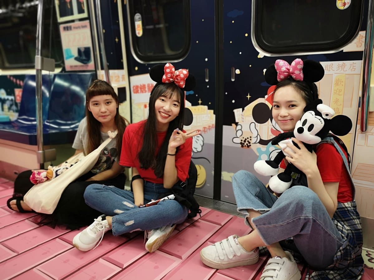 美翻了啦!全台第一輛「米奇彩繪列車」在這條捷運啟航!7大背景必拍啊 美翻了啦!全台第一輛「米奇彩繪列車」在這條捷運啟航!7大背景必拍啊