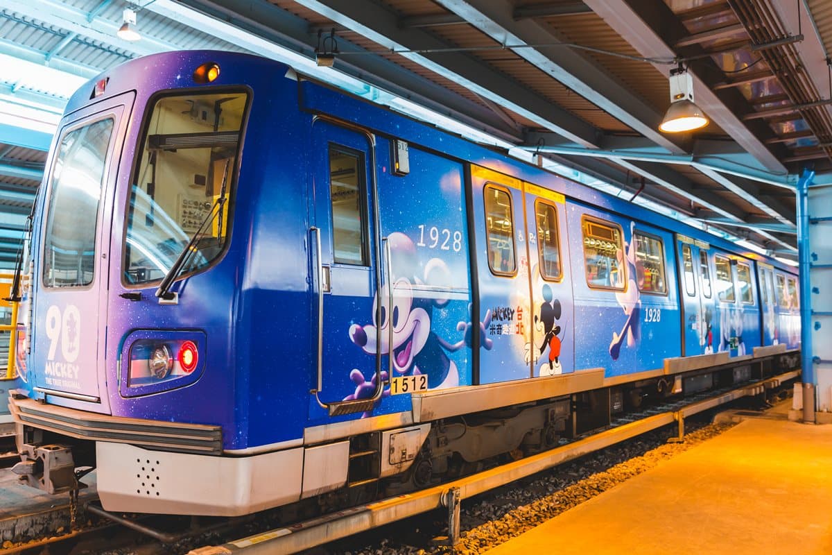 美翻了啦!全台第一輛「米奇彩繪列車」在這條捷運啟航!7大背景必拍啊 美翻了啦!全台第一輛「米奇彩繪列車」在這條捷運啟航!7大背景必拍啊