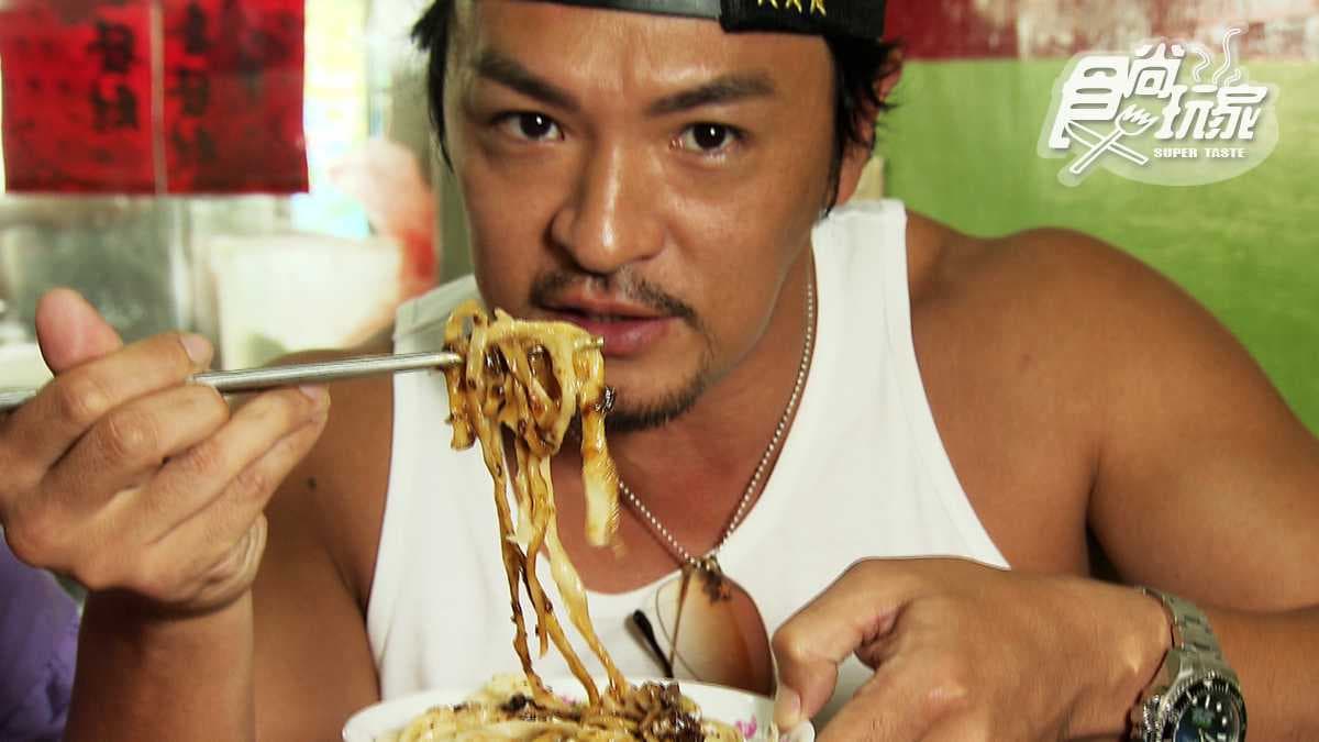 在地人從小吃到大「半熟蛋拌手工擀麵」 搭配酸辣豆腐整碗清空沒問題 在地人從小吃到大「半熟蛋拌手工擀麵」 搭配酸辣豆腐整碗清空沒問題