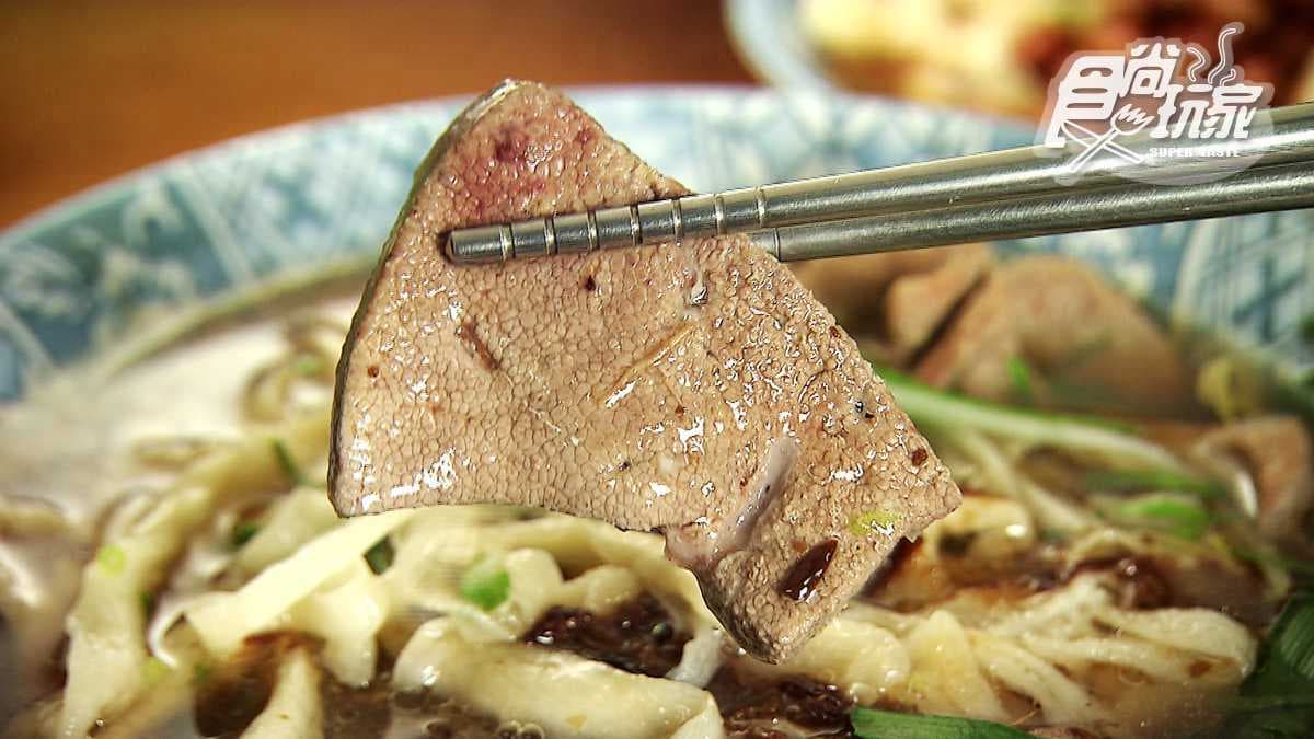 在地人從小吃到大「半熟蛋拌手工擀麵」 搭配酸辣豆腐整碗清空沒問題 在地人從小吃到大「半熟蛋拌手工擀麵」 搭配酸辣豆腐整碗清空沒問題