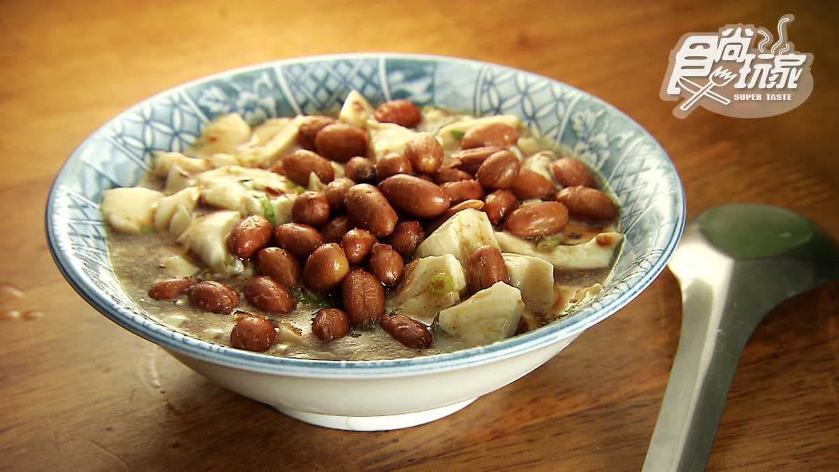 在地人從小吃到大「半熟蛋拌手工擀麵」 搭配酸辣豆腐整碗清空沒問題 在地人從小吃到大「半熟蛋拌手工擀麵」 搭配酸辣豆腐整碗清空沒問題