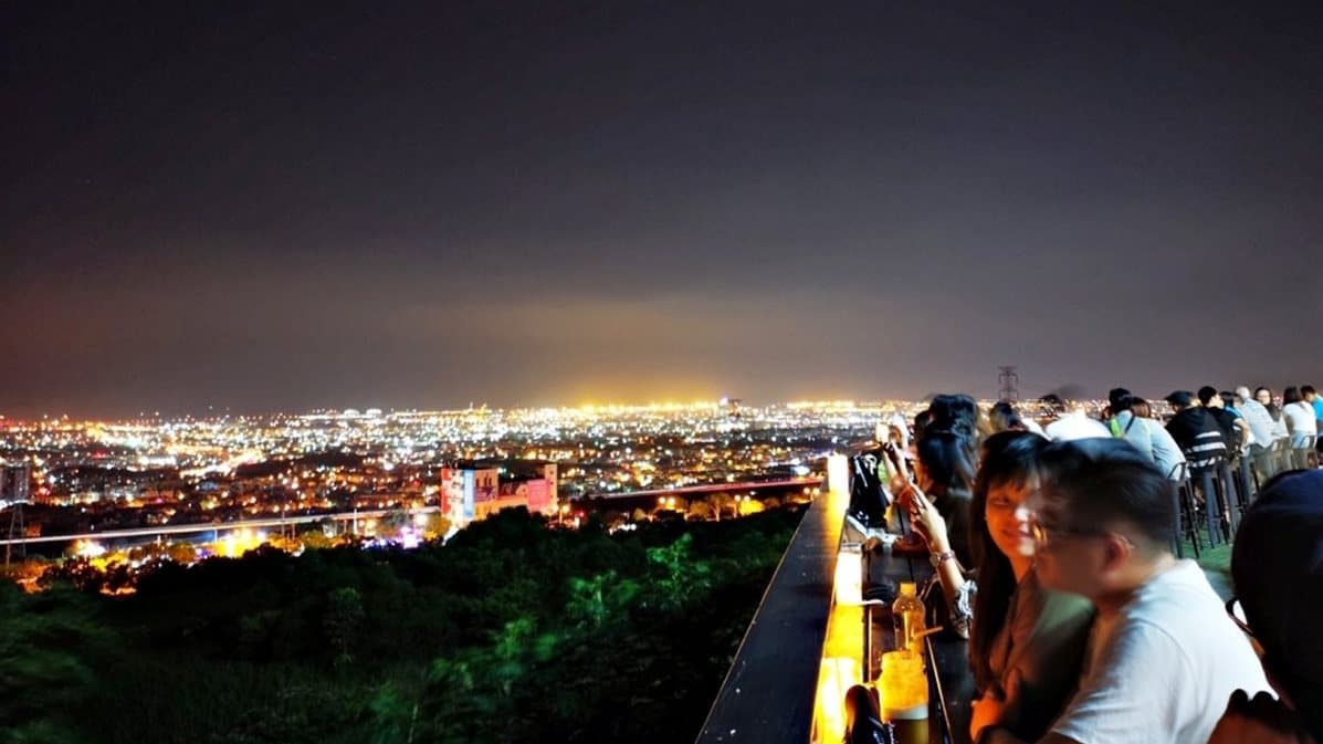 絕美夜景第一排!台中秘境「彩色貨櫃屋」景觀餐廳 絕美夜景第一排!台中秘境「彩色貨櫃屋」景觀餐廳