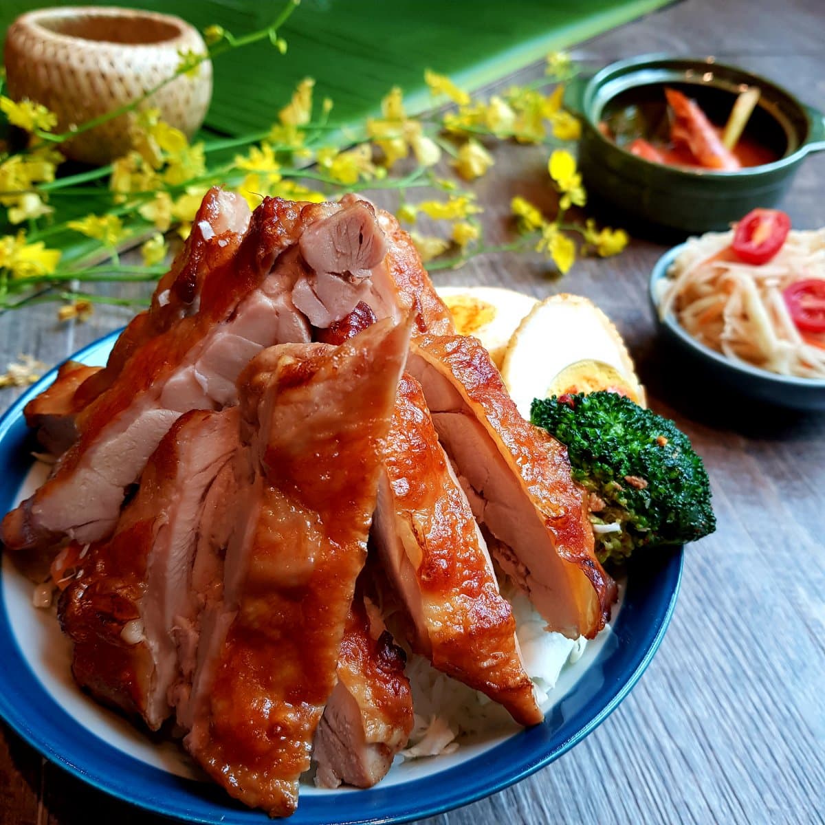 揪好友一起吃!泰式料理品牌開幕,推「巨無霸椒麻雞飯」買一送一! 揪好友一起吃!泰式料理品牌開幕,推「巨無霸椒麻雞飯」買一送一!