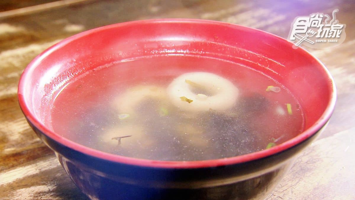 飄香60年的筒仔米糕 一定要加點全台唯一「蒸蛋湯」「戒指」旗魚丸 飄香60年的筒仔米糕 一定要加點全台唯一「蒸蛋湯」「戒指」旗魚丸