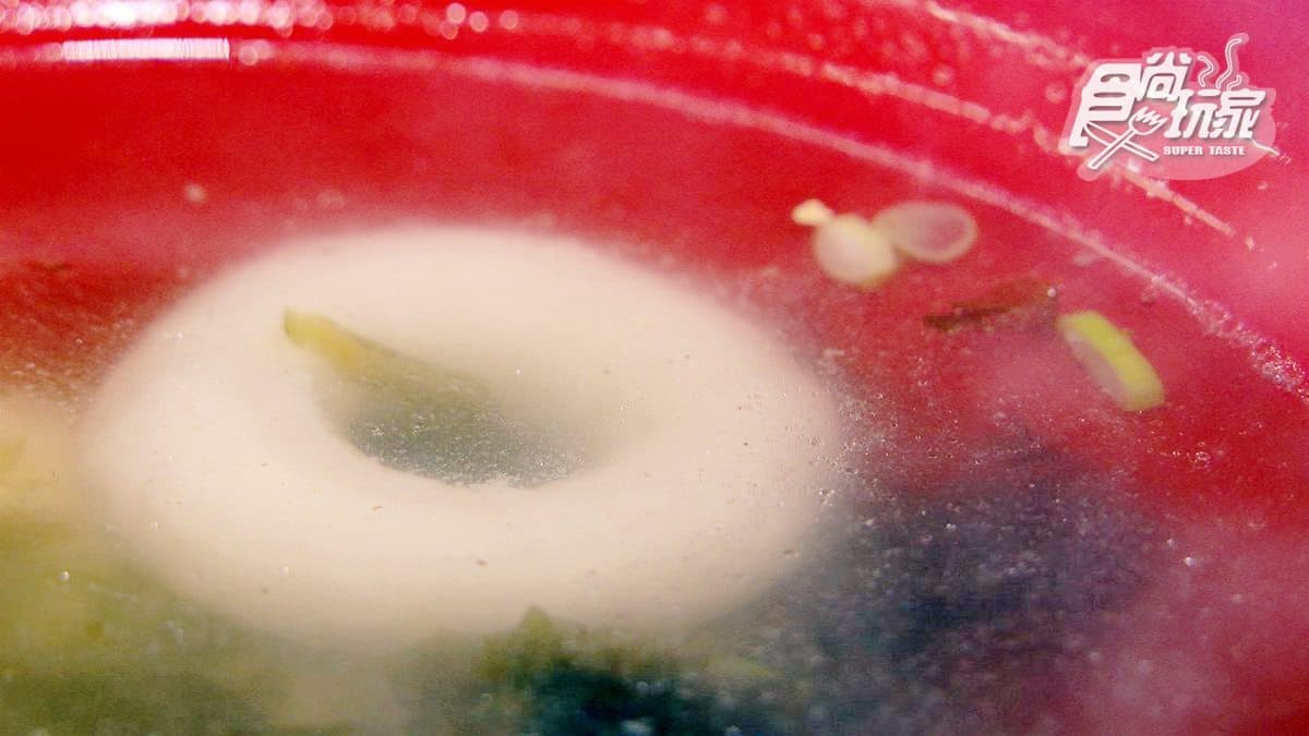 飄香60年的筒仔米糕 一定要加點全台唯一「蒸蛋湯」「戒指」旗魚丸 飄香60年的筒仔米糕 一定要加點全台唯一「蒸蛋湯」「戒指」旗魚丸