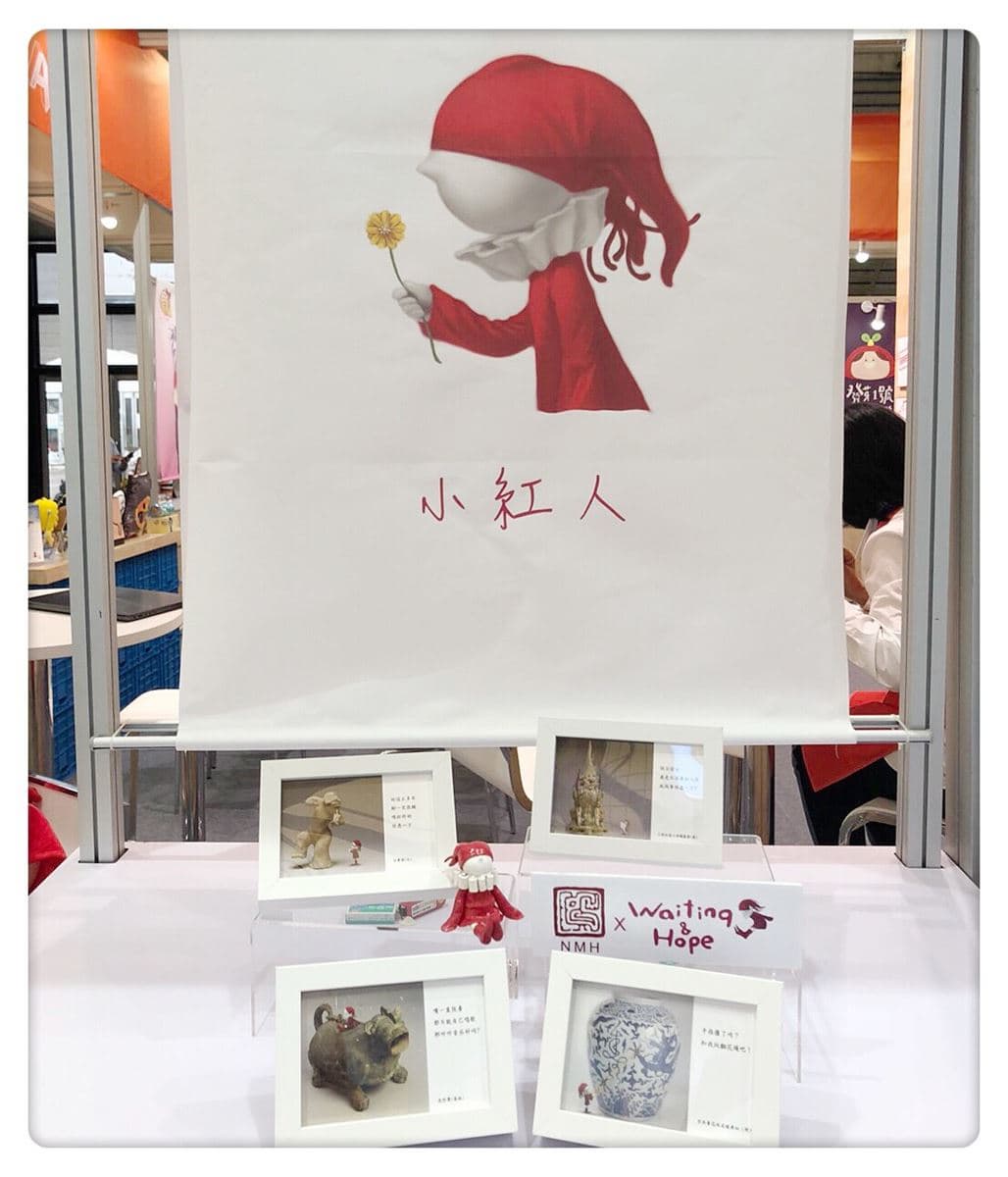 唐朝「樂舞俑」也喝珍珠奶茶?插畫「小紅人」與古文物互動太有哏了 唐朝「樂舞俑」也喝珍珠奶茶?插畫「小紅人」與古文物互動太有哏了