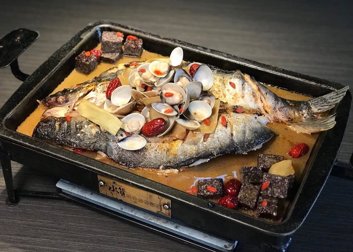 浮誇像座山 「萬里蟹烤魚」「麻油雞烤魚」上桌超人氣!海盜餐廳玩噱頭 浮誇像座山 「萬里蟹烤魚」「麻油雞烤魚」上桌超人氣!海盜餐廳玩噱頭