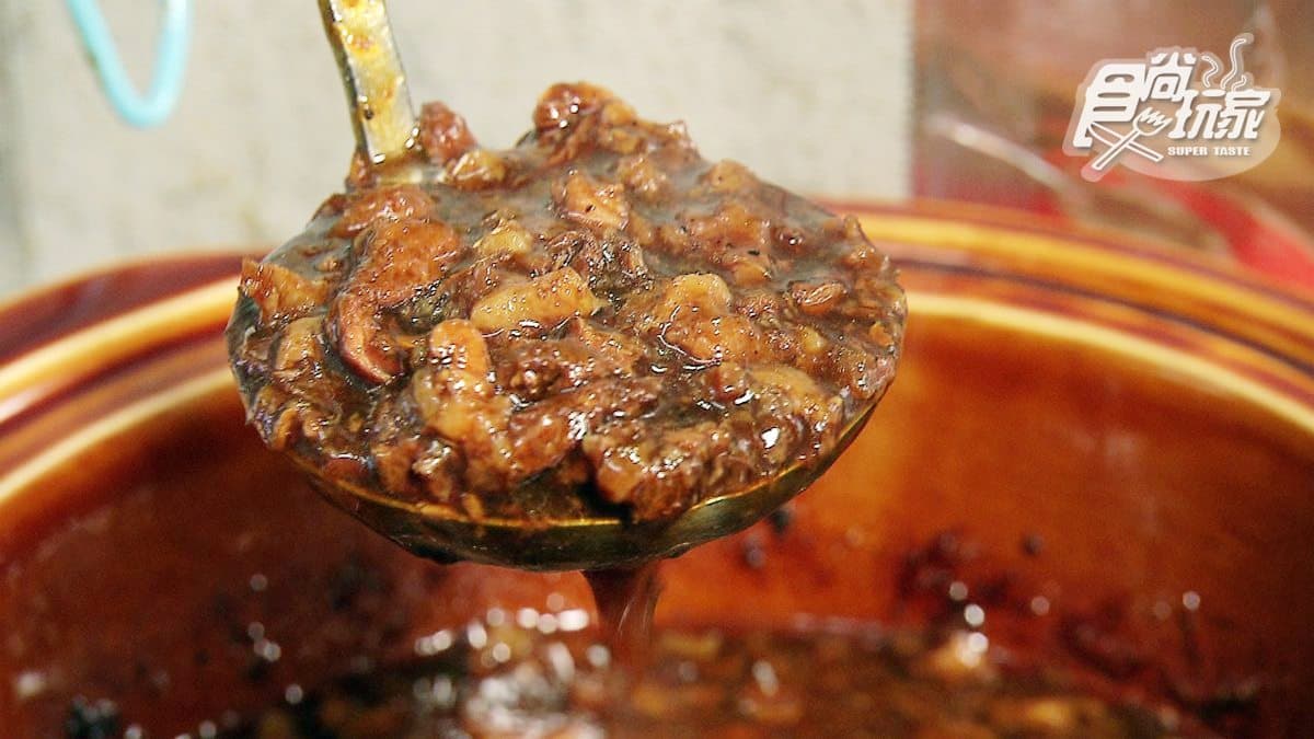 獲選全台十大滷肉飯!陶瓷碗「蒸」的太銷魂,連滷汁醬油也古法自製 獲選全台十大滷肉飯!陶瓷碗「蒸」的太銷魂,連滷汁醬油也古法自製