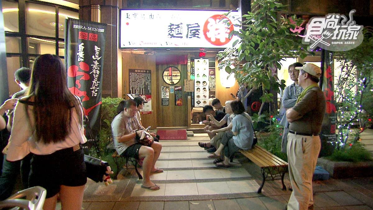 料滿到看不見麵!濃郁湯頭+滿滿叉燒,正宗口味日本人也說讚 料滿到看不見麵!濃郁湯頭+滿滿叉燒,正宗口味日本人也說讚