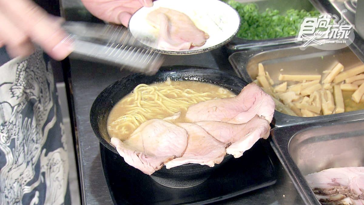 料滿到看不見麵!濃郁湯頭+滿滿叉燒,正宗口味日本人也說讚 料滿到看不見麵!濃郁湯頭+滿滿叉燒,正宗口味日本人也說讚