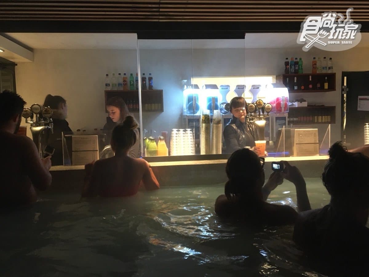 世界最美溫泉!冰島藍潟湖泡湯還可喝酒、敷泥漿面膜【小編出任務】 世界最美溫泉!冰島藍潟湖泡湯還可喝酒、敷泥漿面膜【小編出任務】