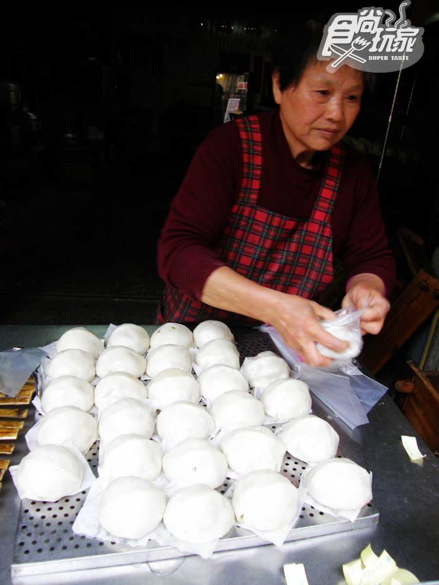 「內灣老街」指標小吃這6家:野薑花粽、古法黑糖糕、限量菜包 「內灣老街」指標小吃這6家:野薑花粽、古法黑糖糕、限量菜包