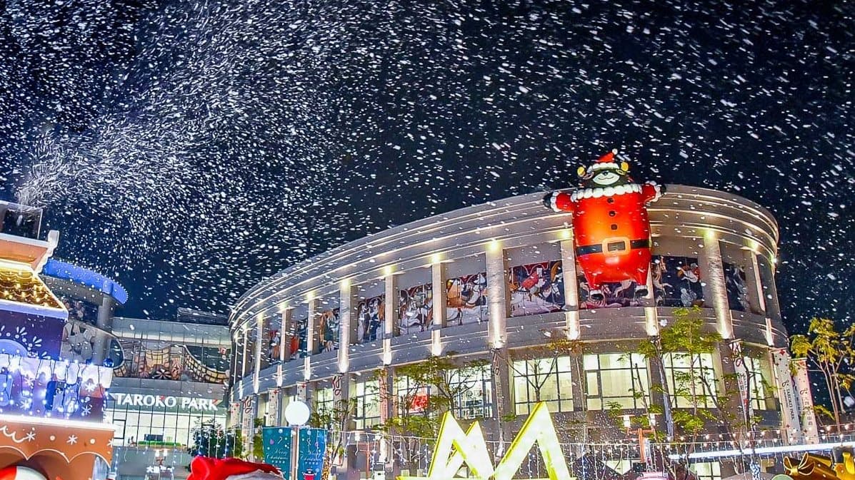 落雪了!高雄「雪城耶誕」超夢幻 還可免費搭「愛情摩天輪」 落雪了!高雄「雪城耶誕」超夢幻 還可免費搭「愛情摩天輪」