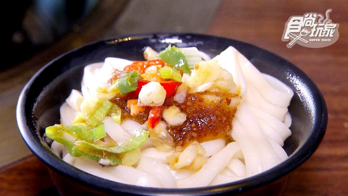 40年老字號石頭火鍋「爆漿芋泥丸」非點不可!特製沙茶醬好銷魂 40年老字號石頭火鍋「爆漿芋泥丸」非點不可!特製沙茶醬好銷魂