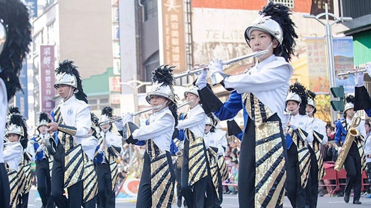 嘉義這幾天好熱鬧!「八家將」「布袋戲」和「管樂隊」一起表演踩街
