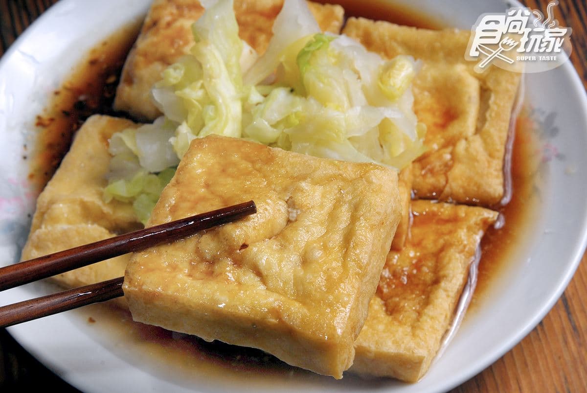 逛「綠色隧道」吃6家懷念古早味:紅麴涼圓、酥骨豬腳、60年攤車豆花 逛「綠色隧道」吃6家懷念古早味:紅麴涼圓、酥骨豬腳、60年攤車豆花