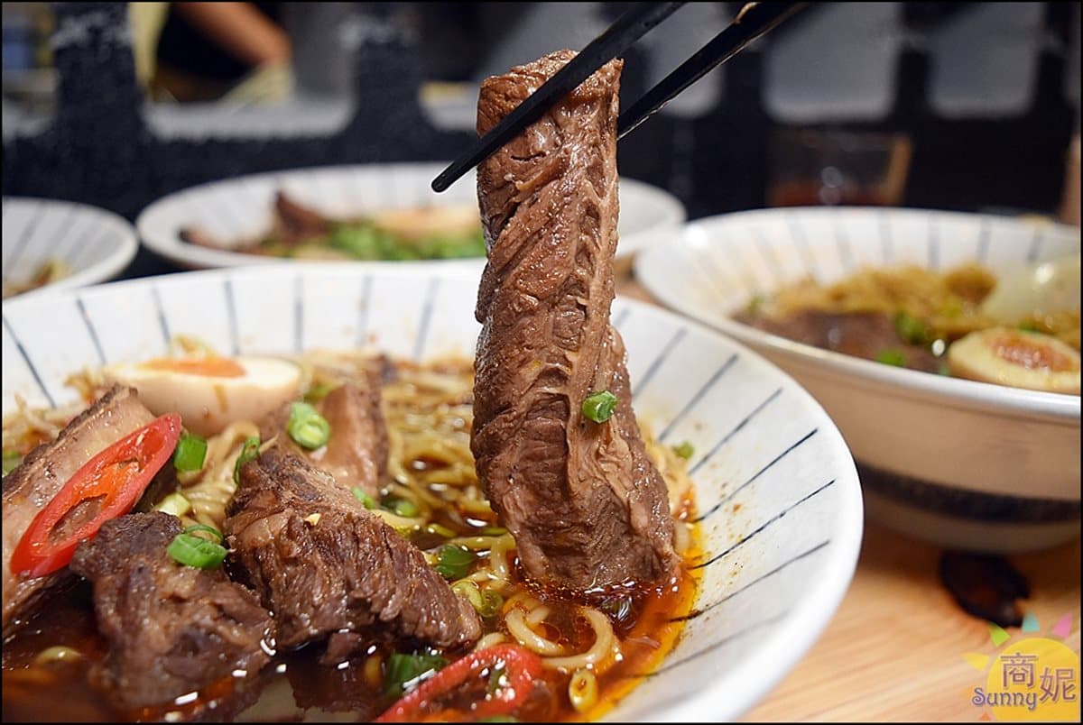 牛肉爆量了!地表最強日式牛肉拉麵 台中消夜快衝這家 牛肉爆量了!地表最強日式牛肉拉麵 台中消夜快衝這家
