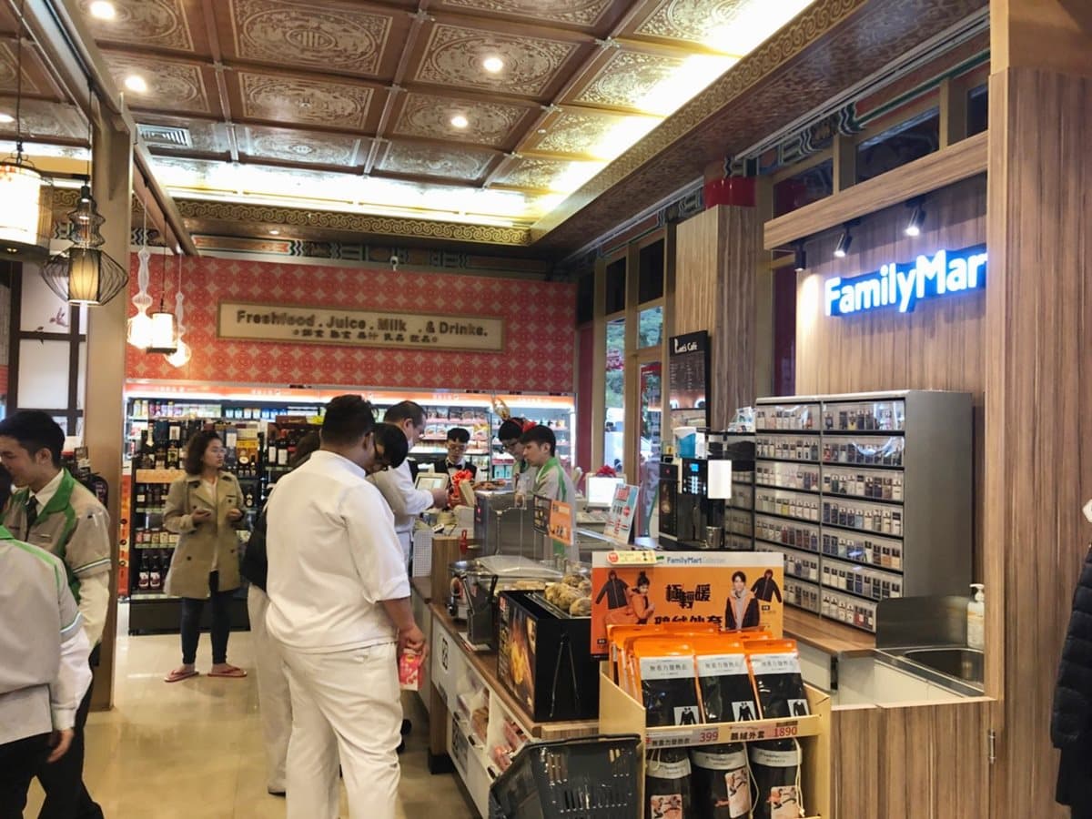 便利商店放大絕,「宮廷風門市」獨家吃「元首雞麵、紅豆鬆糕」 便利商店放大絕,「宮廷風門市」獨家吃「元首雞麵、紅豆鬆糕」