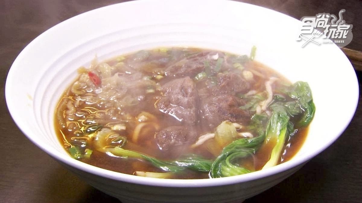 可客製化酸度的酸菜白肉鍋!祕密醬料竟加了可樂,還能吃到冠軍牛肉麵 可客製化酸度的酸菜白肉鍋!祕密醬料竟加了可樂,還能吃到冠軍牛肉麵