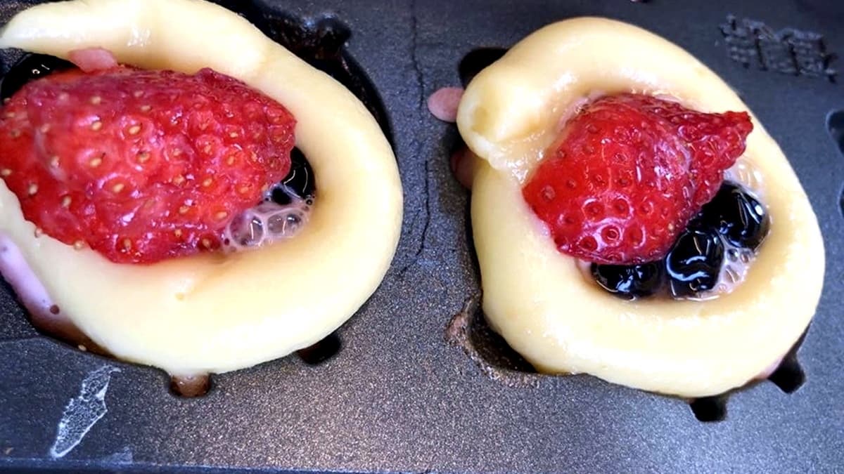 「爆餡」超高CP雞蛋糕! 紅白湯圓、草莓免費加 3顆才45元 「爆餡」超高CP雞蛋糕! 紅白湯圓、草莓免費加 3顆才45元