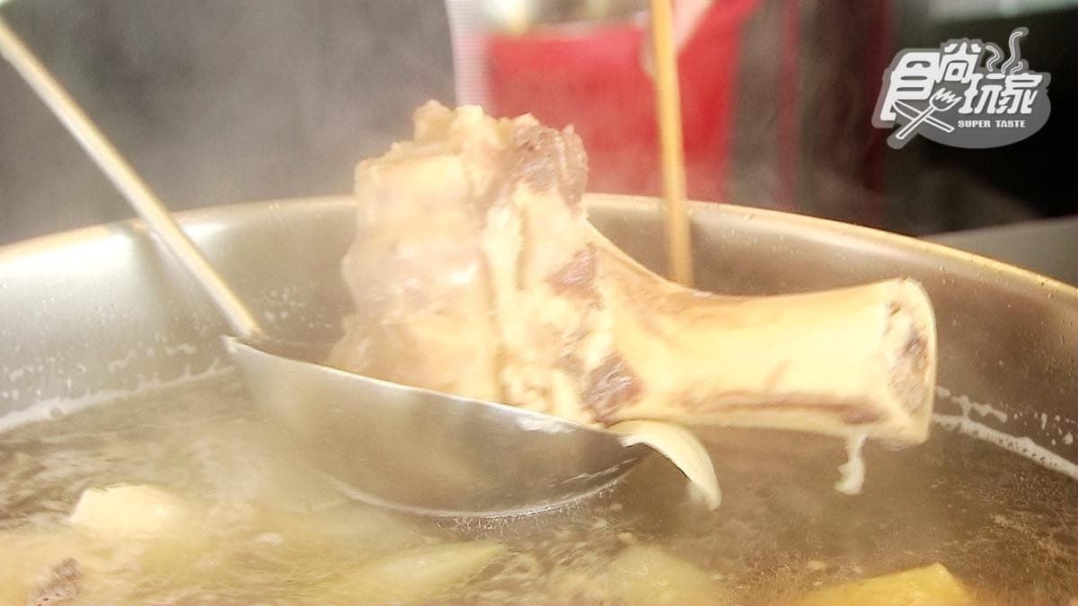 台南在地人激推!80年老店溫體牛肉湯,配肉燥飯牛肉加到爽 台南在地人激推!80年老店溫體牛肉湯,配肉燥飯牛肉加到爽