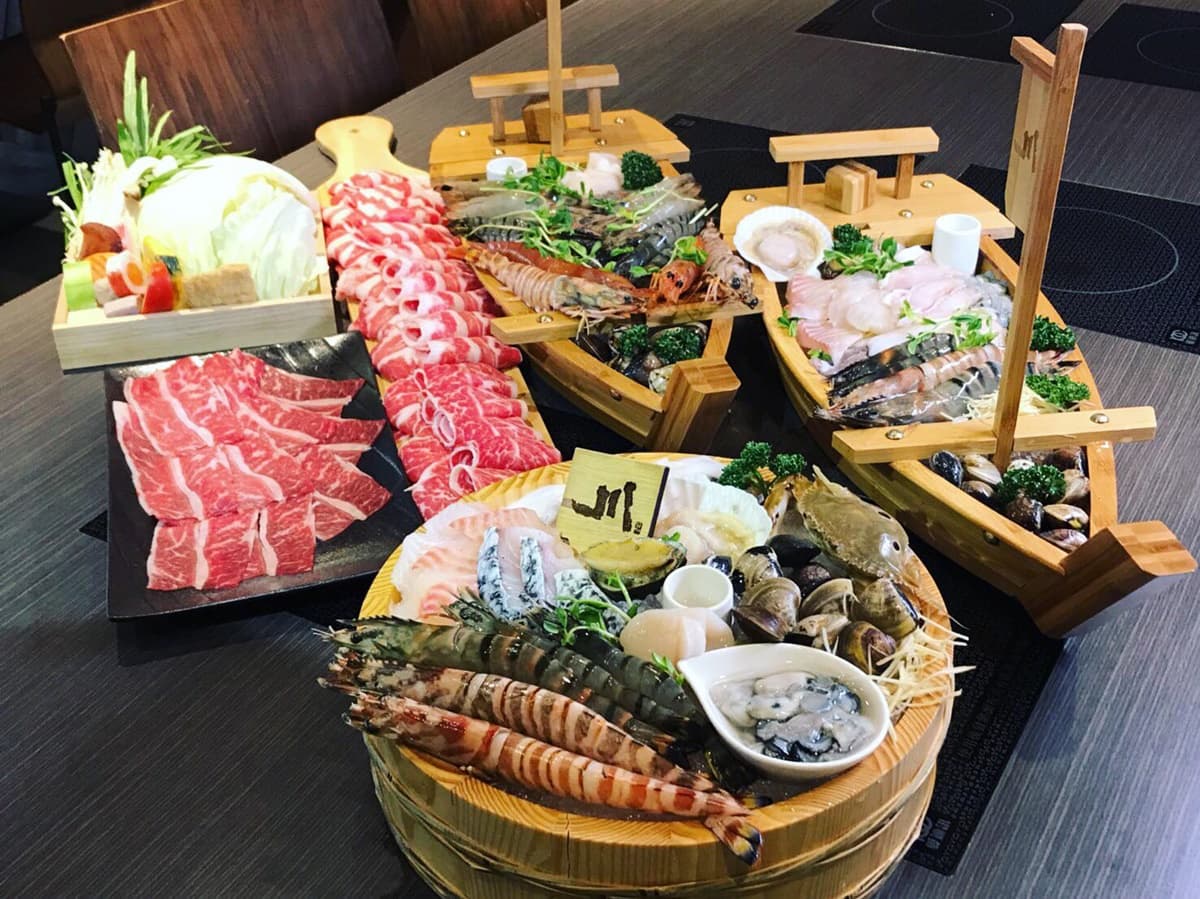 光看就飽了!宜蘭3間「爆量系美食」:爆碗豬肋排拉麵、痛風粥、4小龍鍋物 光看就飽了!宜蘭3間「爆量系美食」:爆碗豬肋排拉麵、痛風粥、4小龍鍋物