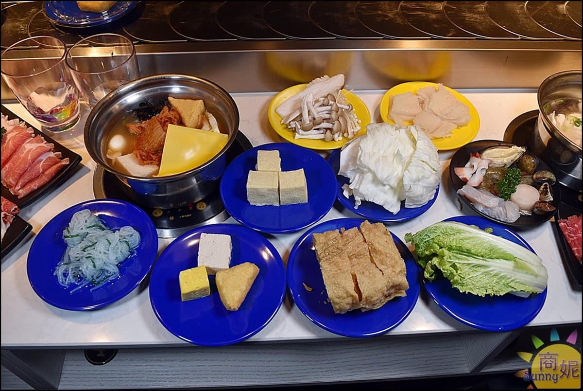 【新開店】每盤只要18元起!網美風迴轉火鍋 肉骨茶鍋好誘人 【新開店】每盤只要18元起!網美風迴轉火鍋 肉骨茶鍋好誘人
