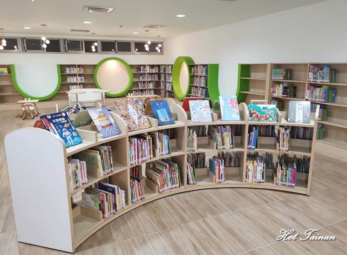 巨人座椅拍出有趣「小人照」!台南新亮點「台江文化中心」4月開幕 巨人座椅拍出有趣「小人照」!台南新亮點「台江文化中心」4月開幕