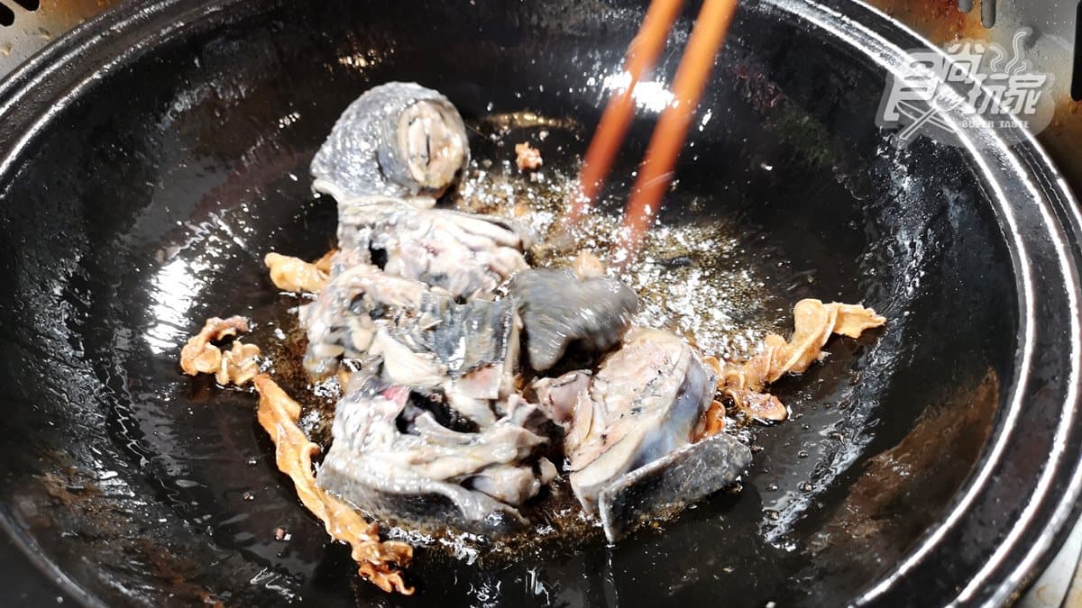 噴火啦!整瓶酒倒下去!超猛「火山烏骨雞鍋」 火焰秀好吸睛 噴火啦!整瓶酒倒下去!超猛「火山烏骨雞鍋」 火焰秀好吸睛