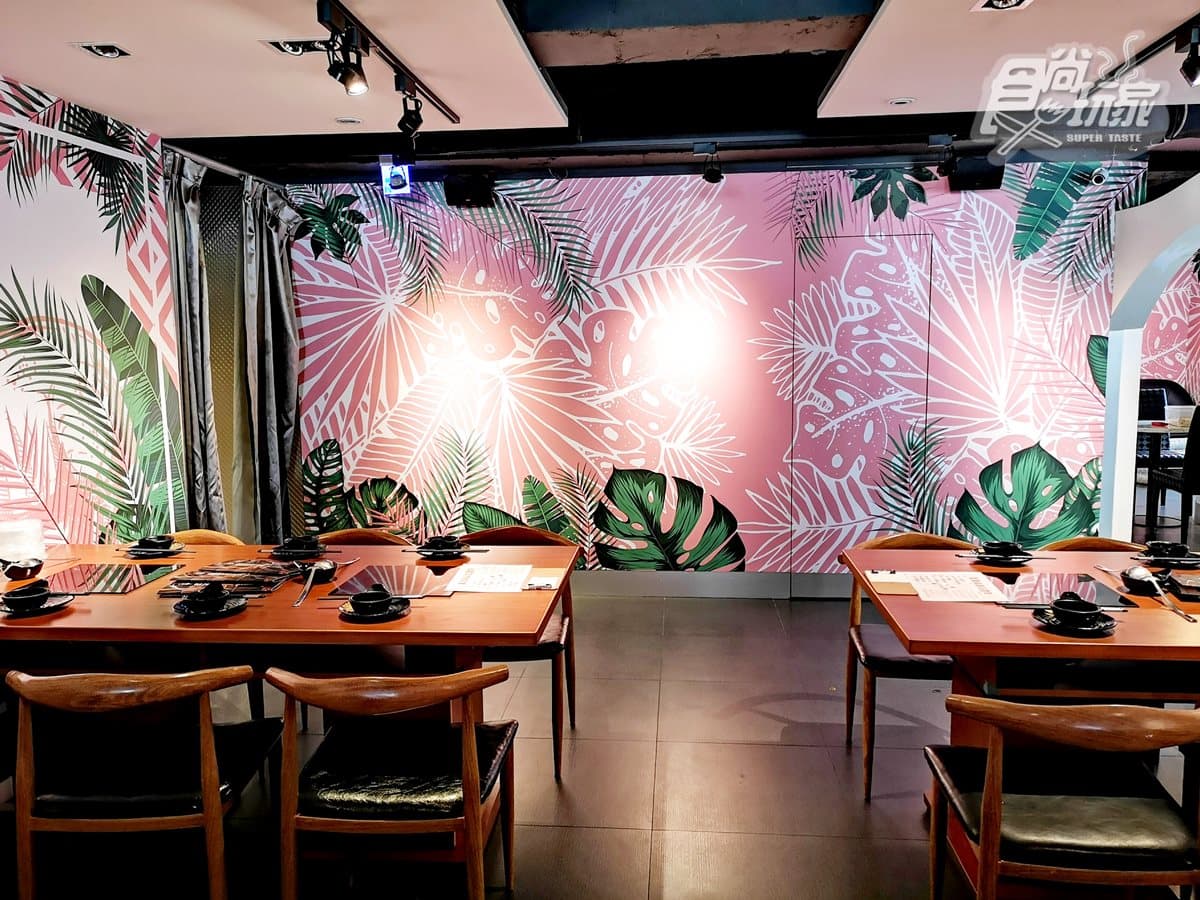 肉多多二代店「粉紅恐龍風」!集4人用餐就送超大「玫瑰肉盤」 肉多多二代店「粉紅恐龍風」!集4人用餐就送超大「玫瑰肉盤」