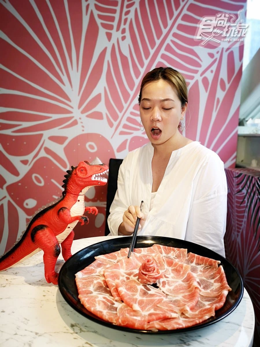 肉多多二代店「粉紅恐龍風」!集4人用餐就送超大「玫瑰肉盤」 肉多多二代店「粉紅恐龍風」!集4人用餐就送超大「玫瑰肉盤」