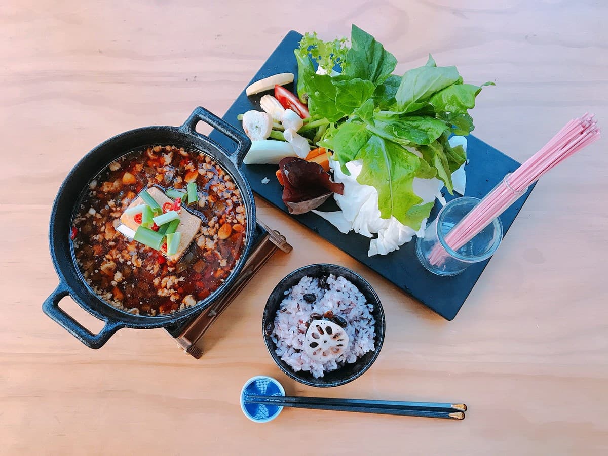 古早版「電視牆」拍照好有哏,肉燥也能當火鍋,台南小巷隱藏餐廳 古早版「電視牆」拍照好有哏,肉燥也能當火鍋,台南小巷隱藏餐廳