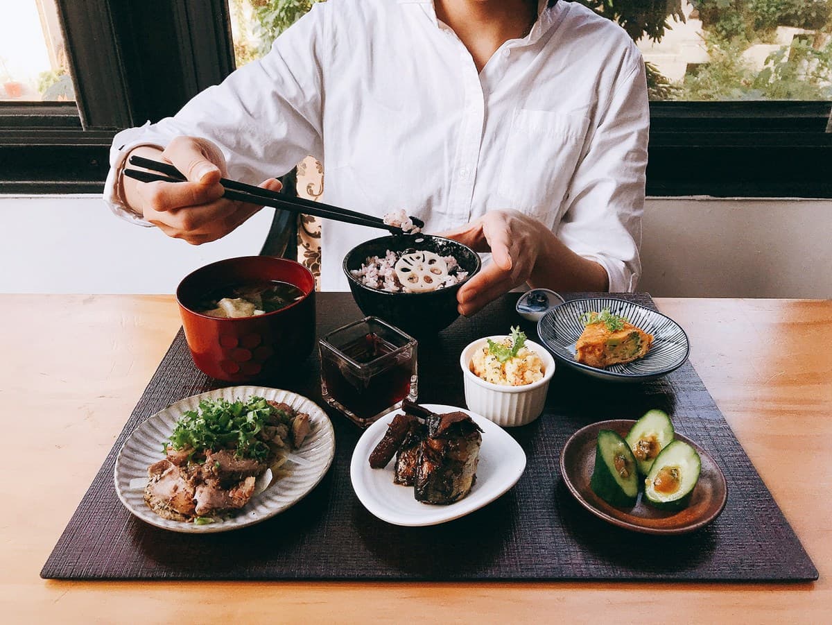 古早版「電視牆」拍照好有哏,肉燥也能當火鍋,台南小巷隱藏餐廳 古早版「電視牆」拍照好有哏,肉燥也能當火鍋,台南小巷隱藏餐廳