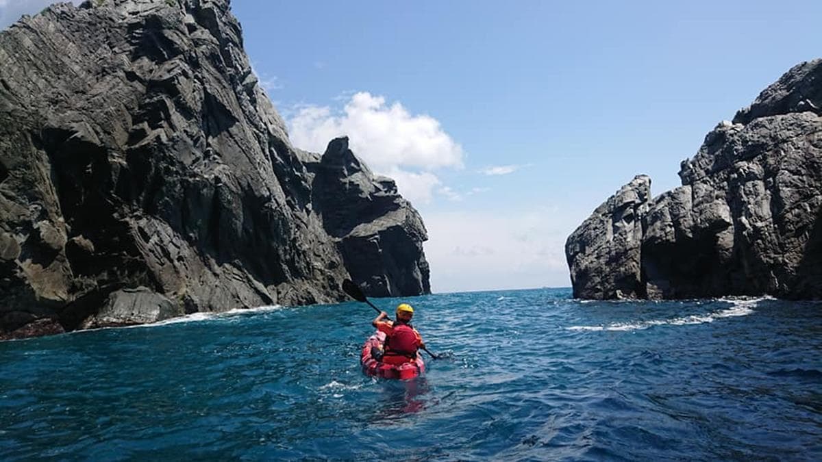 獨木舟新祕境曝光!夏日限定優游「黃金河稻」、穿越海蝕洞 獨木舟新祕境曝光!夏日限定優游「黃金河稻」、穿越海蝕洞