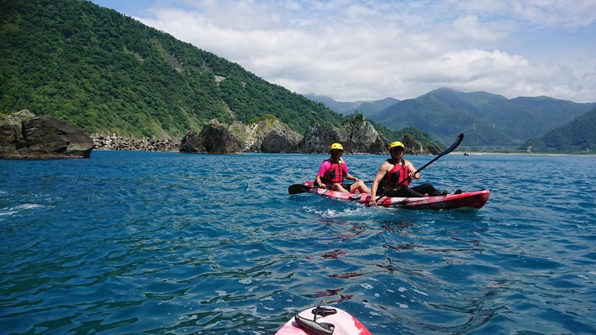 獨木舟新祕境曝光!夏日限定優游「黃金河稻」、穿越海蝕洞 獨木舟新祕境曝光!夏日限定優游「黃金河稻」、穿越海蝕洞