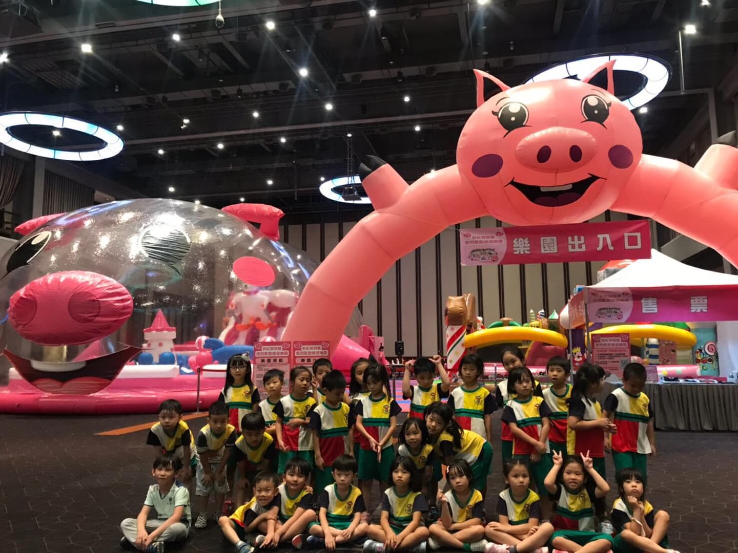 高雄人注意!超萌「透明粉紅豬樂園」來了,這樣穿門票只要1元 高雄人注意!超萌「透明粉紅豬樂園」來了,這樣穿門票只要1元