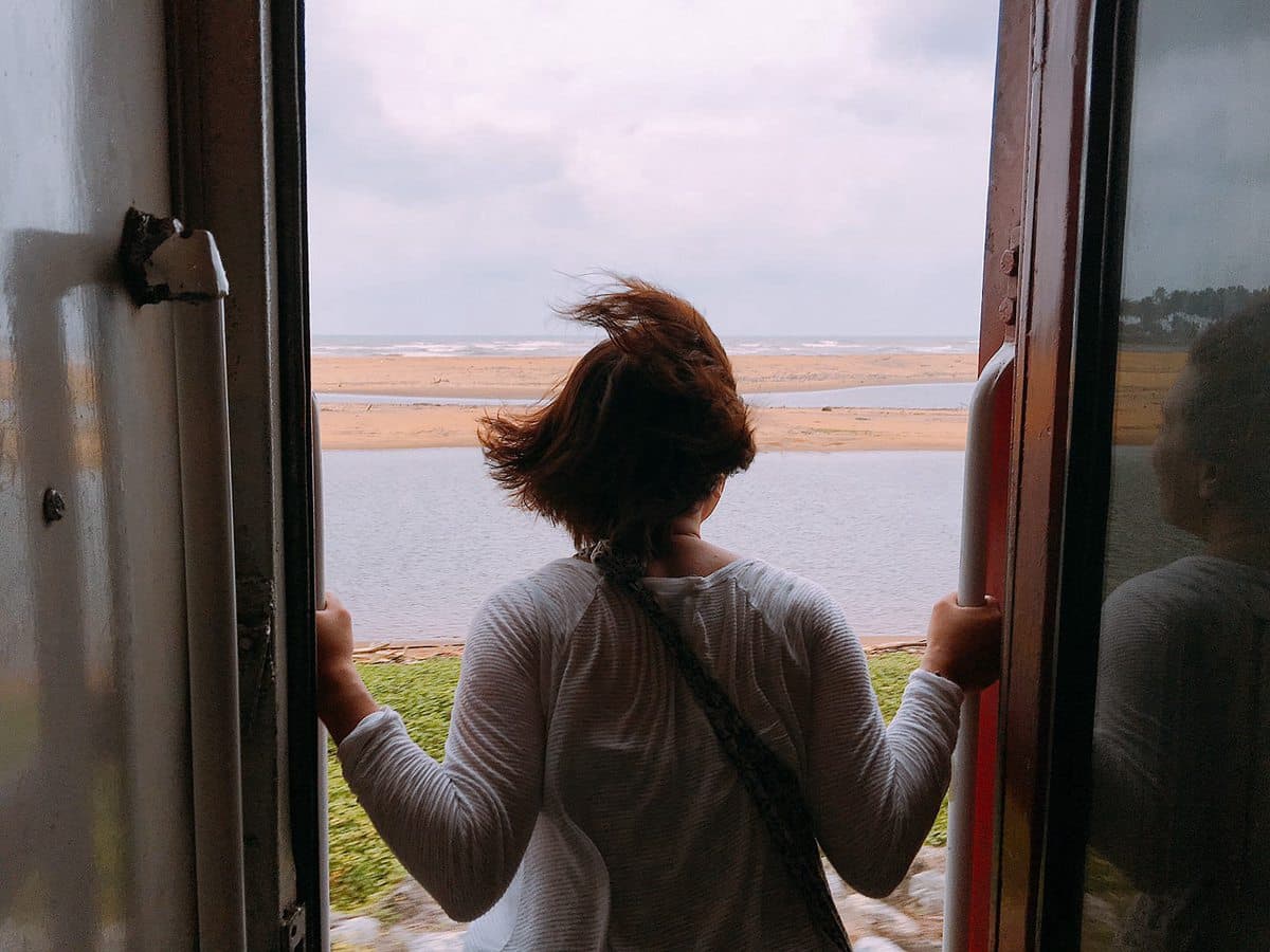 坐在車裡竟被海水打到?這火車離海最近1公尺,來找神隱少女無臉男 坐在車裡竟被海水打到?這火車離海最近1公尺,來找神隱少女無臉男