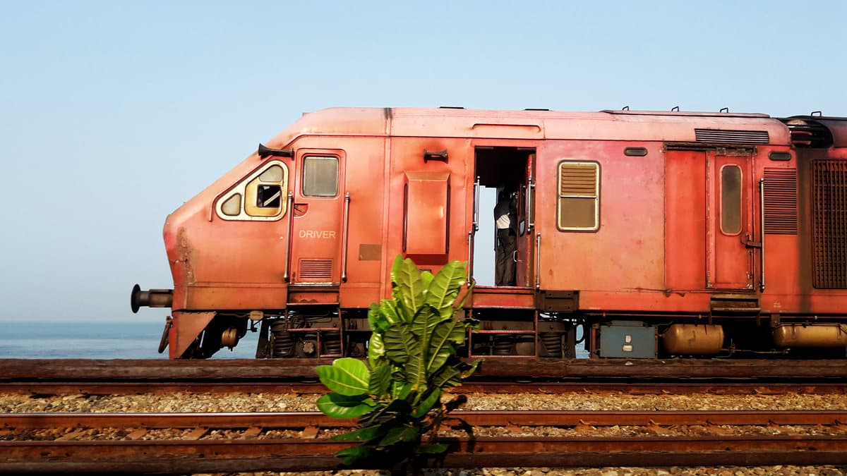 坐在車裡竟被海水打到?這火車離海最近1公尺,來找神隱少女無臉男 坐在車裡竟被海水打到?這火車離海最近1公尺,來找神隱少女無臉男