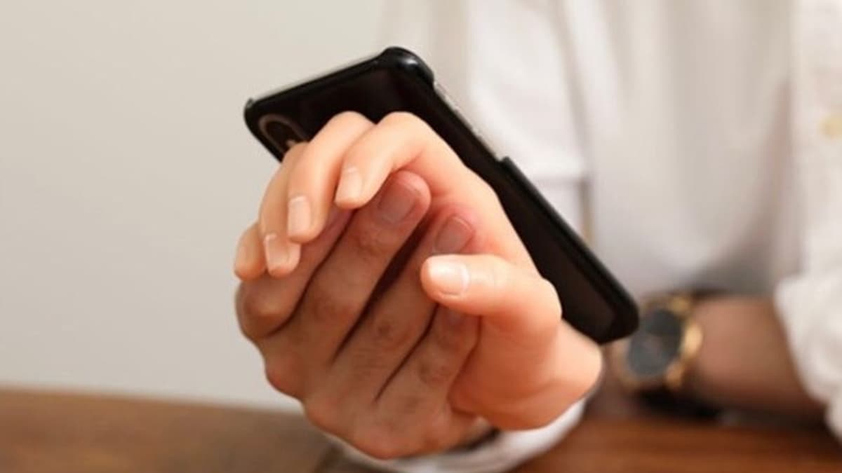 想牽嫩白小手手?!這款「單身重度患者」手機殼請使用 想牽嫩白小手手?!這款「單身重度患者」手機殼請使用