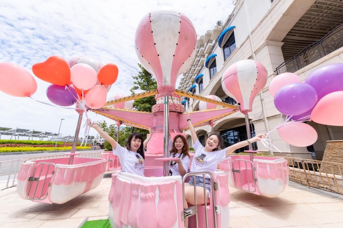 穿粉紅免費玩!淡水「粉紅夏日遊樂園」夢幻登場,旋轉木馬、咖啡杯、熱氣球 穿粉紅免費玩!淡水「粉紅夏日遊樂園」夢幻登場,旋轉木馬、咖啡杯、熱氣球