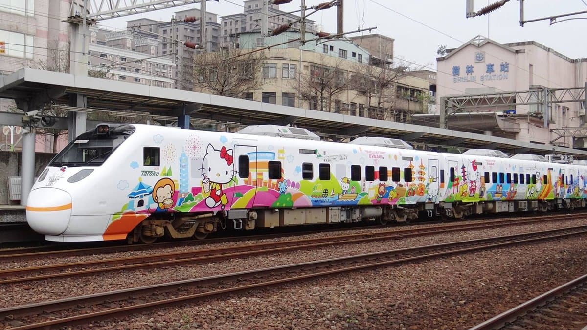 Kitty列車回來了!全新環島之星「Hello Kitty彩繪列車」三麗鷗粉絲準備上車 Kitty列車回來了!全新環島之星「Hello Kitty彩繪列車」三麗鷗粉絲準備上車