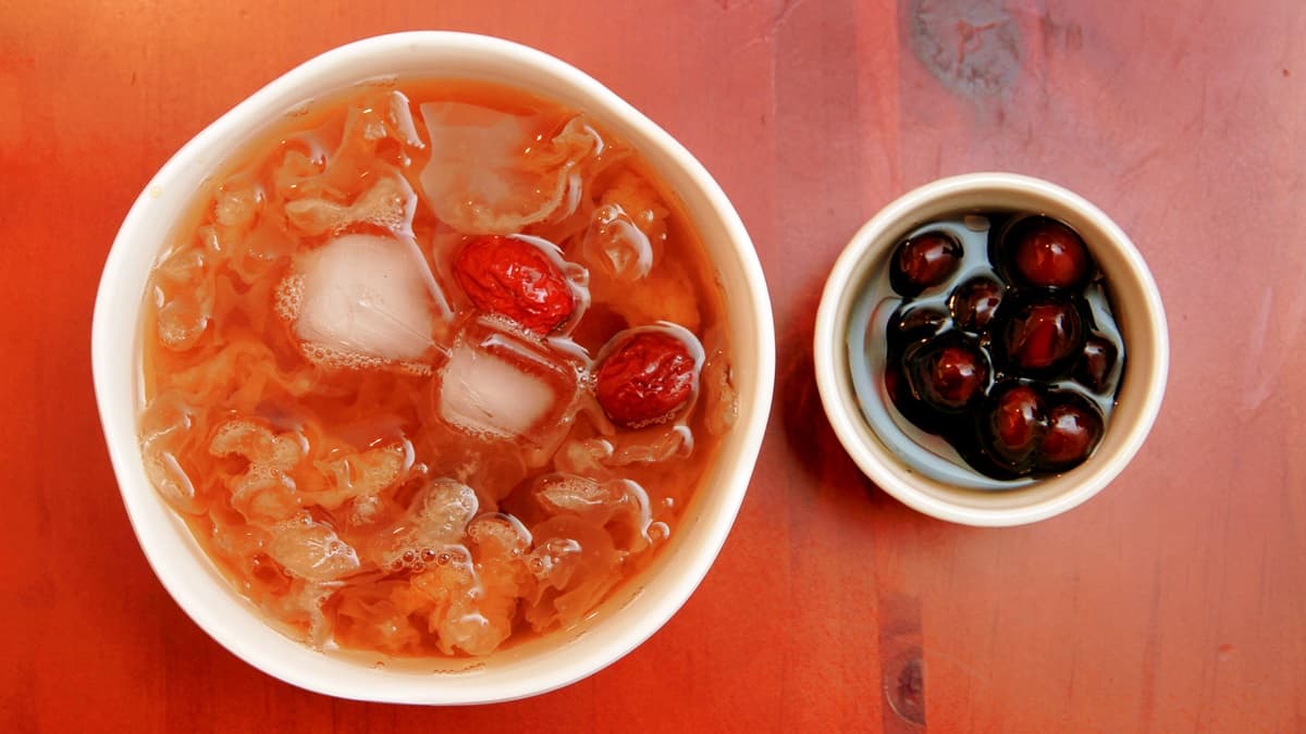 吃貨點名「羅東夜市」必吃這8樣:蒜味照燒皮蛋、現涮羊肉湯、花生雪花冰 吃貨點名「羅東夜市」必吃這8樣:蒜味照燒皮蛋、現涮羊肉湯、花生雪花冰
