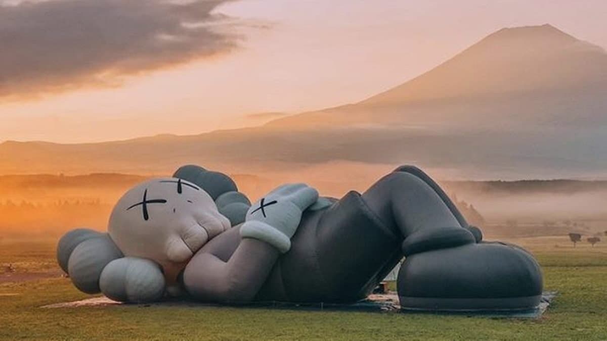 XX眼公仔不只在台中!超大40公尺「露營版」公仔「躺」在富士山